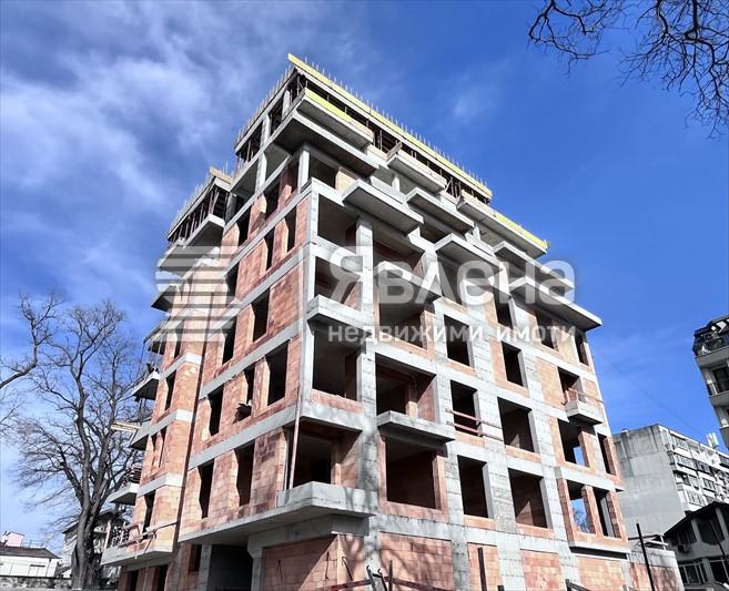 Фасада към Март 2026