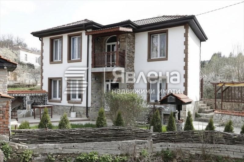 Къща Свежен продава