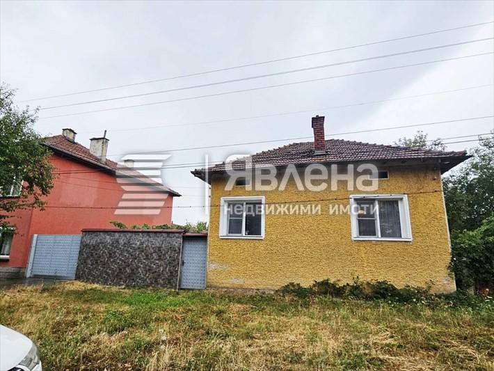 къща отпред