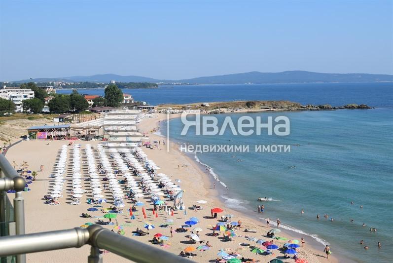 плажа пред сградата