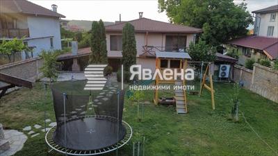 двор