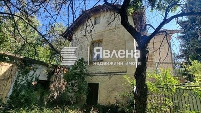 двуетажна къща