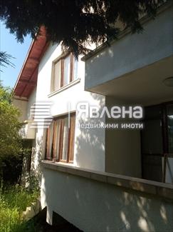 къща