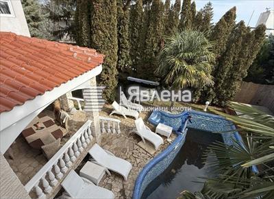 дворно място